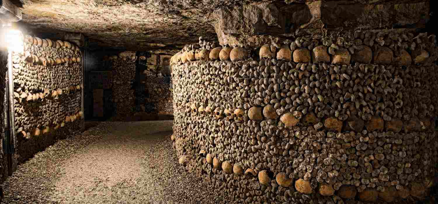 Sotto la città di Parigi si snodano km di catacombe, un mistero tutto da scoprire!